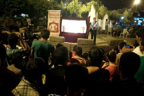Osmanlı parkında Hacivat-Karagöz gösterisi