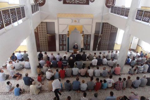 İLÇE MÜFTÜSÜNDEN;BELEDİYE ve HAYIRSEVERLERE HZ.HAMZA CAMİSİNDEN DOLAYI