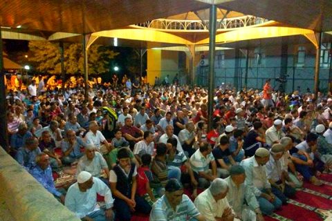 Nizip'liler kadir gecesinde her sene olduğu gibi akın akın camiilere koştular