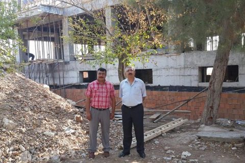 Kumla mahallesinde yapılan okul inşaatını şefimle incelemedeyiz.