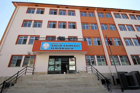 Şahinbey mahallesinde bulunan Salih Ekmekçi ilkokulu Yenilendi