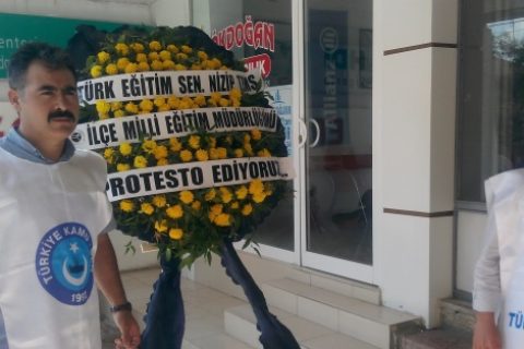 Yönetici atamalarına, eğitimcilerden siyah çelenkli protesto