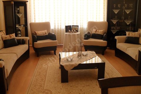 Eyüp sultan mahallesinde lüks daire altı komple dükkan yeri