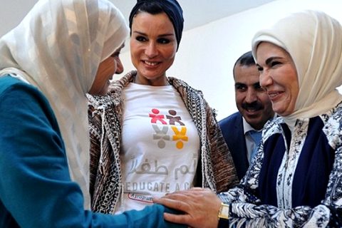 Emine erdoğan nizip'te suriyeli sığınmacılarla görüştü