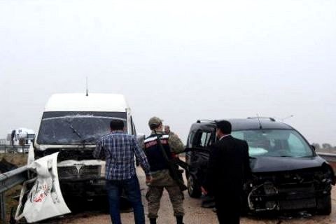 Öğrenci servisi ile hafif ticari araç çarpıştı: 10 yaralı