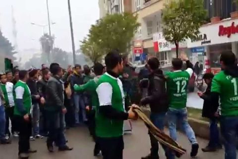 Nizip spor taraftar grubu farkındalık yaratmak için ilçe merkezinde yürüyüş düzenledi