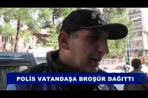 Polis vatandaşa broşür dağıttı