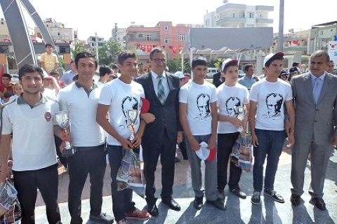 Nizip’te 19 Mayıs Atatürk’ü Anma ve Gençlik ve spor Bayramı coşkulu bir şekilde kutla