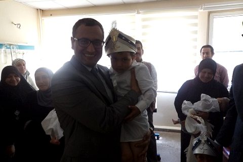 Nizip Kaymakamı Sayın Harun SARIFAKIOĞULLARI, sünnet olan Suriyeli çocukları ziyaret 