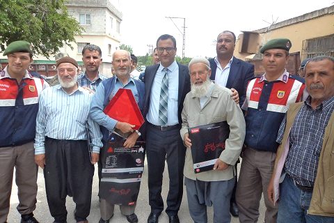 Uluyatır Mahallesinde çiftçilere reflektör dağıtımı yapıldı.