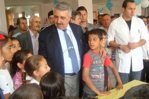 Ilçe milli eğitim müdürü cengiz gündeş adakli ortaokulu bilim şenliğinde