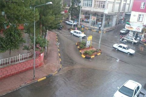 Yaklaşık 1 saat gibi uzun bir süredir yağan şiddetli yağmur