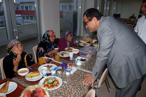 Nizip Kaymakamı Harun SARIFAKIOĞULLARI, Nizip Huzurevinde kalan yaşlılarımızla iftar 