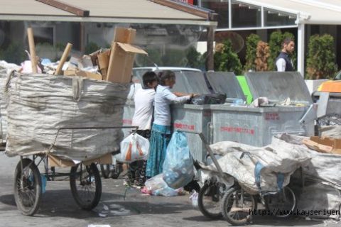 Suriyeli çocuklar oyuncak değil çöp kapmak için yarişiyor