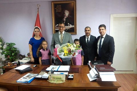 Salih Ekmekçi İlkokulu Müdürü, öğretmen ve okul öğrencileri, Nizip Kaymakamı Harun SA