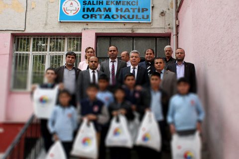 Nizip Ticaret Odasından Öğrencilere 2200 Çift Ayakkabı