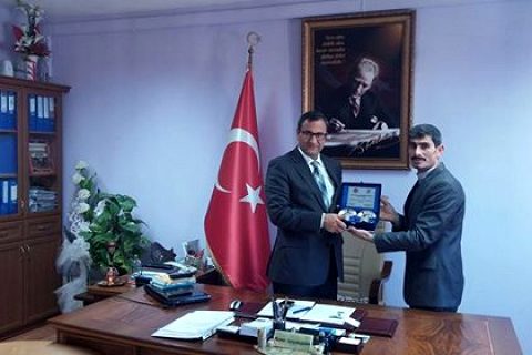 Nizip Kaymakamı Harun SARIFAKIOĞULLARI'NA Nizip Engelliler Derneğinden Teşekkür Plake