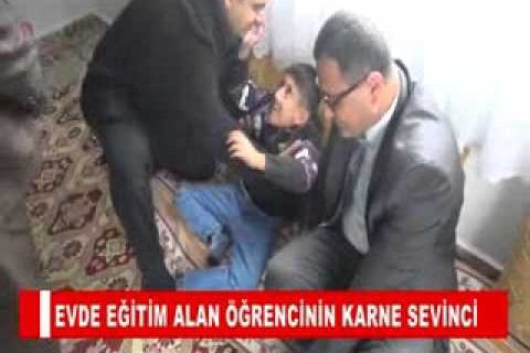 Evde eğitim alan öğrencinin karne sevinci