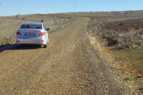 Kocatepede asvalt üzeri düz tarla