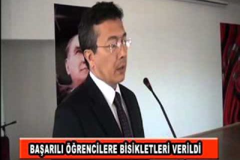 Başarili öğrencilere bisikletleri verildi