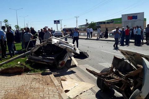 Yolcu otobüsü 2 otomobile çarpti: 1 ölü, 1 yarali
