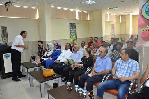 Ziraat odasin da  bulaşici hastalik ve hatali ilaçlama   konulu toplanti