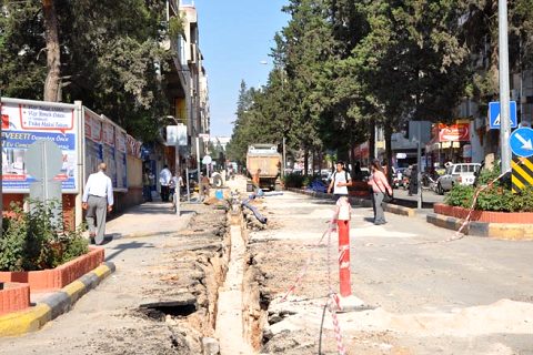 Bir yandan kazi, diğer yandan asfalt çalişmasi
