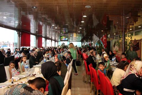 Ihh  dan suriyeli ve türk yetim çocuklara iftar