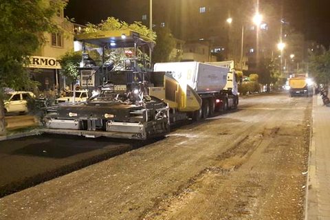 Nizip te asfalt ekipleri gece gündüz çalişiyor