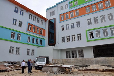 Gündeş, okul inşaatlarinda inceleme yapti