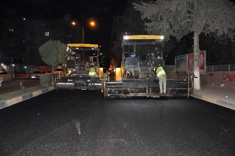 Asfalt ekibi tam gaz