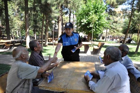 Polis ten havai fişek ve silah uyarisi