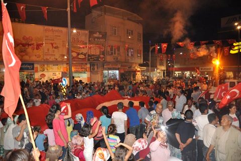 Nizip te demokrasi nöbeti sürüyor