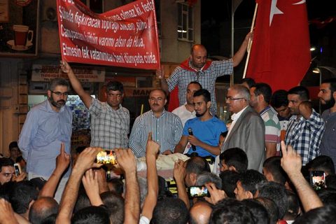Darbe gazisi ambulansla geldiği meydanda kalabaliğa seslendi