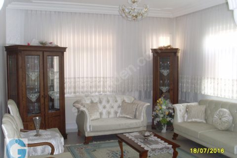 Öz ÇİLOĞLU GAYRİMENKUL' DEN Ara Kat 180 M'2 3+1 Bakımlı Daire...