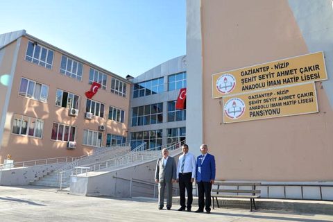 Nizip te el konulan okullara şehit isimleri verildi, tabelalari asildi