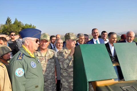 Genelkurmay başkani akar, sinirdaki askerlerle bayramlaşti