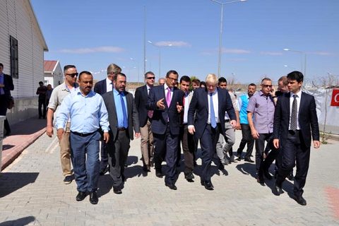 Ingiltere dişişleri bakani boris johnson  suriyeliler i ziyaret etti
