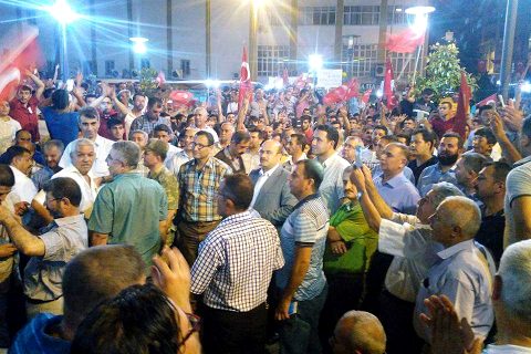 Darbecilere karşı dik durarak, sağduyulu davranıp demokrasimizin bekçisi olan tüm ilç
