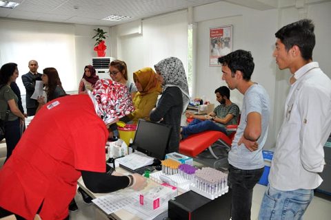 üniversite öğrencileri kan bağişladi