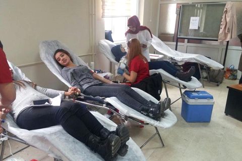 üniversite öğrencileri kan bağişladi