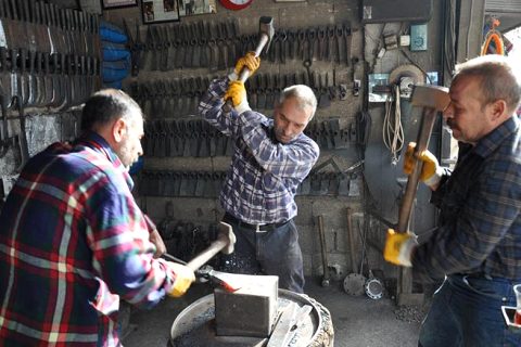 40 yildir çekiç saliyor