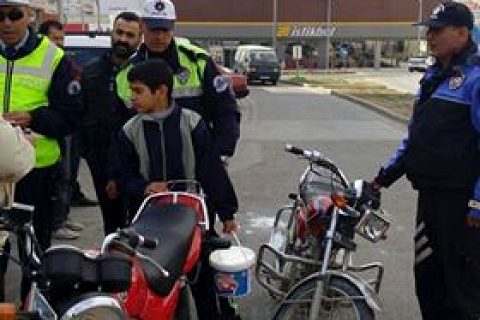 Polis motosiklet sürücülerini denetledi