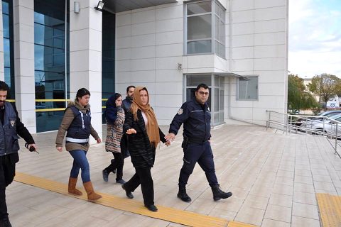 Ev sahibini odaya kilitleyerek hirsizlik yapmak istediler