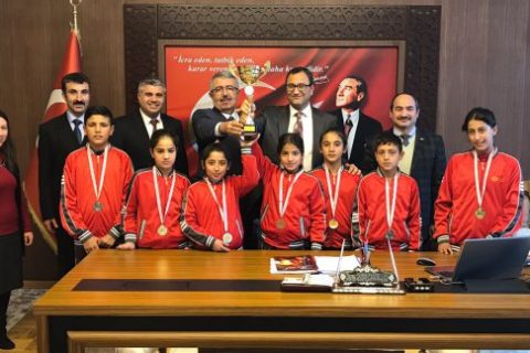 Şampiyonlar Nizip Kaymakamı Sayın  Harun SARIFAKIOĞULLARI´nı Ziyaret Etti