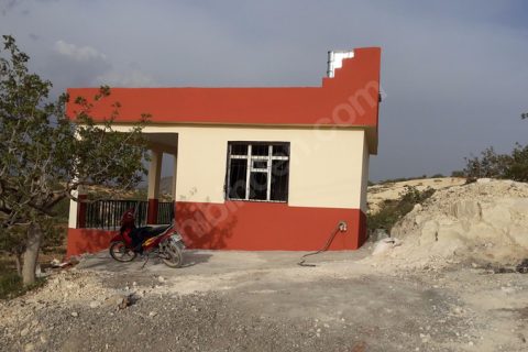 Unversite yolunda satlik bag evi elektirik su icinde hazir.