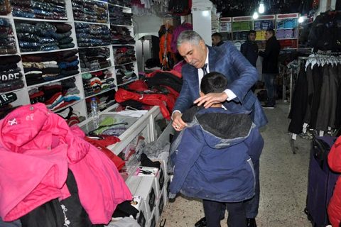çinaroğlu ndan öğrencilere mont yardimi