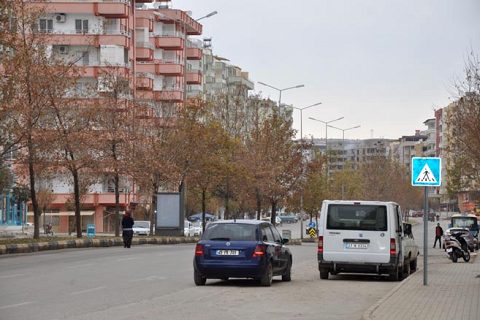 Nizip te yön ve uyari levhalari