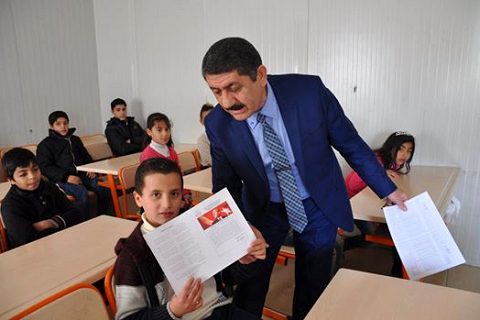 Suriyeli çocuklar karne aldi