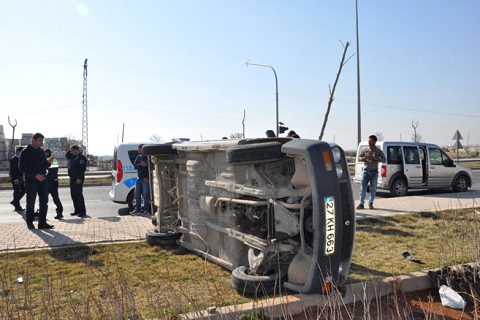 Refuja çarpan araç takla atti